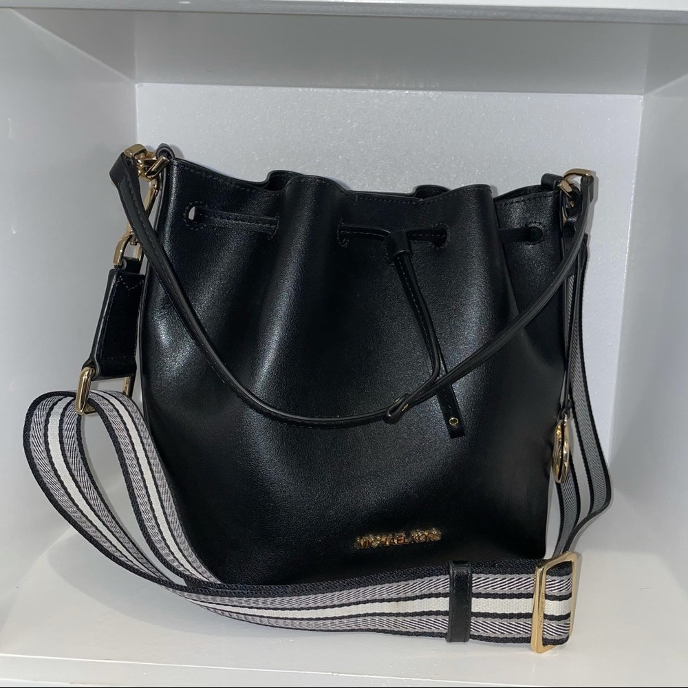 Eden Medium Bucket Leather Shoulder Bag